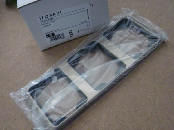 1733 KA-21 Rahmen 3fach senkrecht bronze